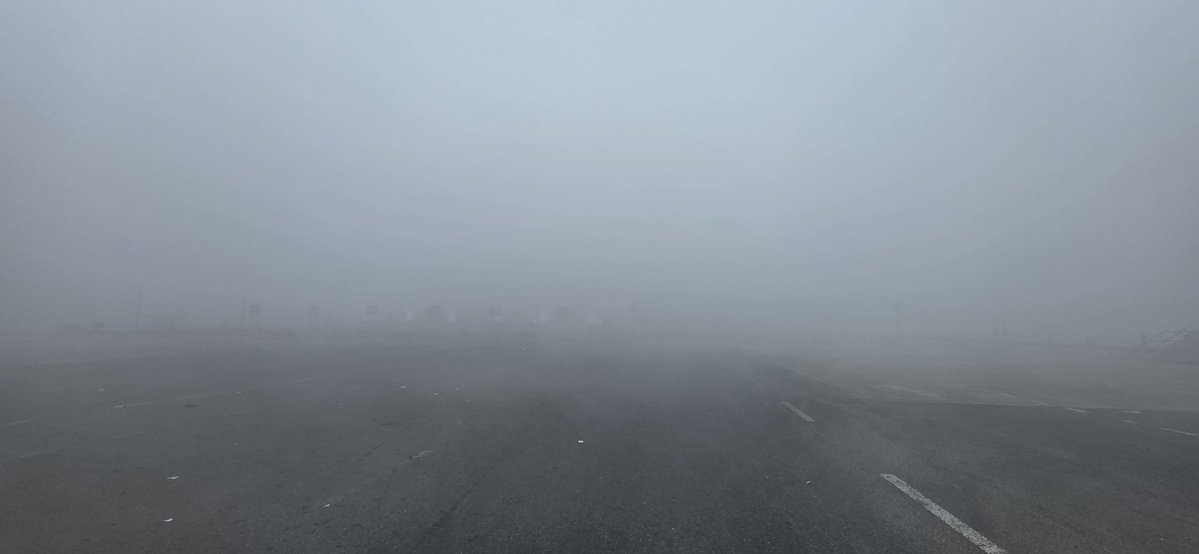 منظر کے اردگرد بھی اور آرپار دُھند
آئی کہاں سے آنکھ میں یہ بےشمار دُھند

کیسے نہ اس کا سارا سفر رائیگاں رہے
جس کاروانِ شوق کی ہے راہگزار دُھند