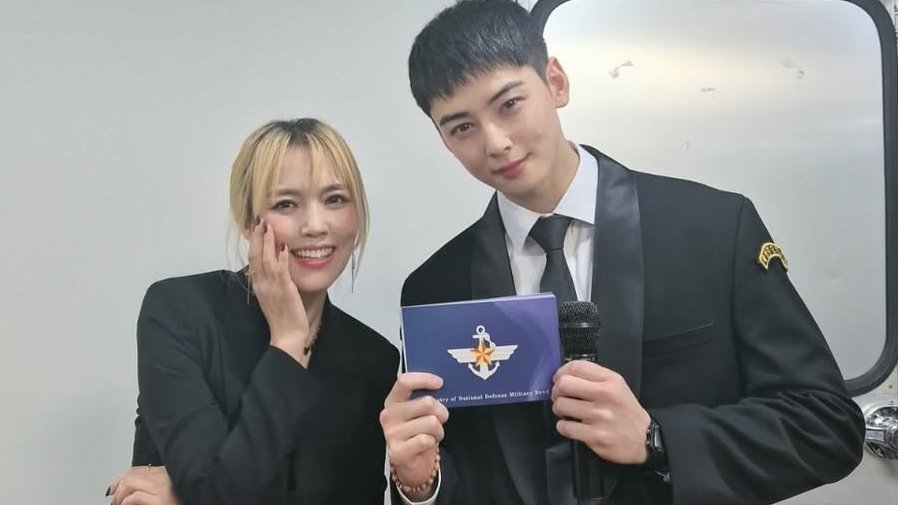 일병 차은우, 복무 중 근황 공개됐다…더 예뻐진 비주얼에 문 뚫을 기세

군 복무 중인 가수 겸 배우 차은우(Cha EunWoo)의 근황이 전해졌다. 가수 소향은 지난 18일 자신의 인스타그램에 "국방부 공연 갔다가..😍얏호!!"이라는 문구와 함께 여러 장의 사진들을 게재했다. 

tenasia.co.kr/article/202512…