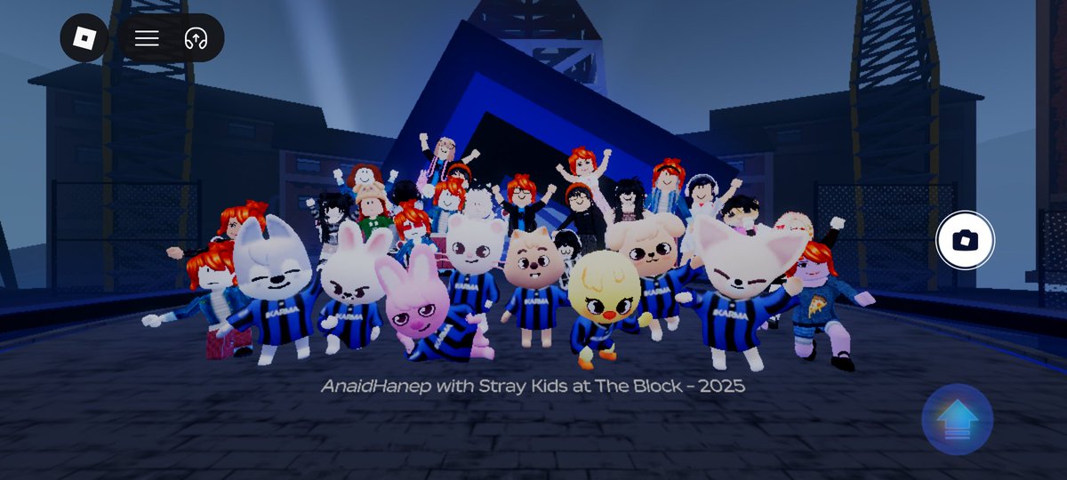 dianaph14's tweet photo. Amé el concierto en Roblox de Stray kids, interactúe y baile con los skzoo. 

#straykids #jyp #skzoo #skz #ROBLOX #robloxskz  #StrayKidsComeback #straykidsLATAM #colombia https://t.co/TQpByM34R5