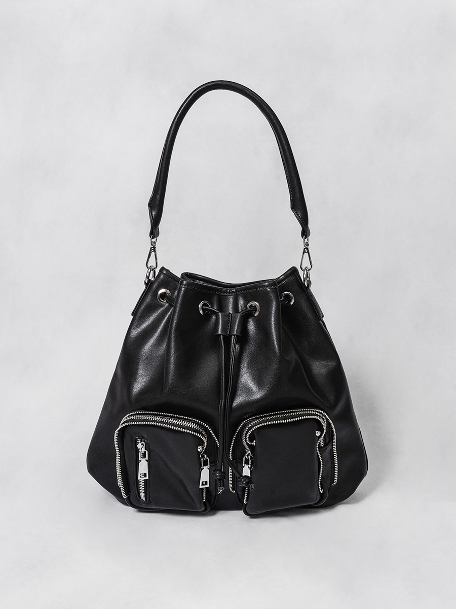 hellcatpunks's tweet image. ♡NEW ITEM♡ 
普段使いしやすいサイズ感のバッグ
付属のハンドルとストラップを付け替えることでハンドバッグ,ショルダーバッグ,バックパックとして使える3way仕様♫ 
あると便利な内ポケット付きです

 ★ライダースバッグ 
hellcatpunks.com/i/HCP-BG-0037

HAPPY BAG 予約受付は12/20(土) 13:00まで☺︎