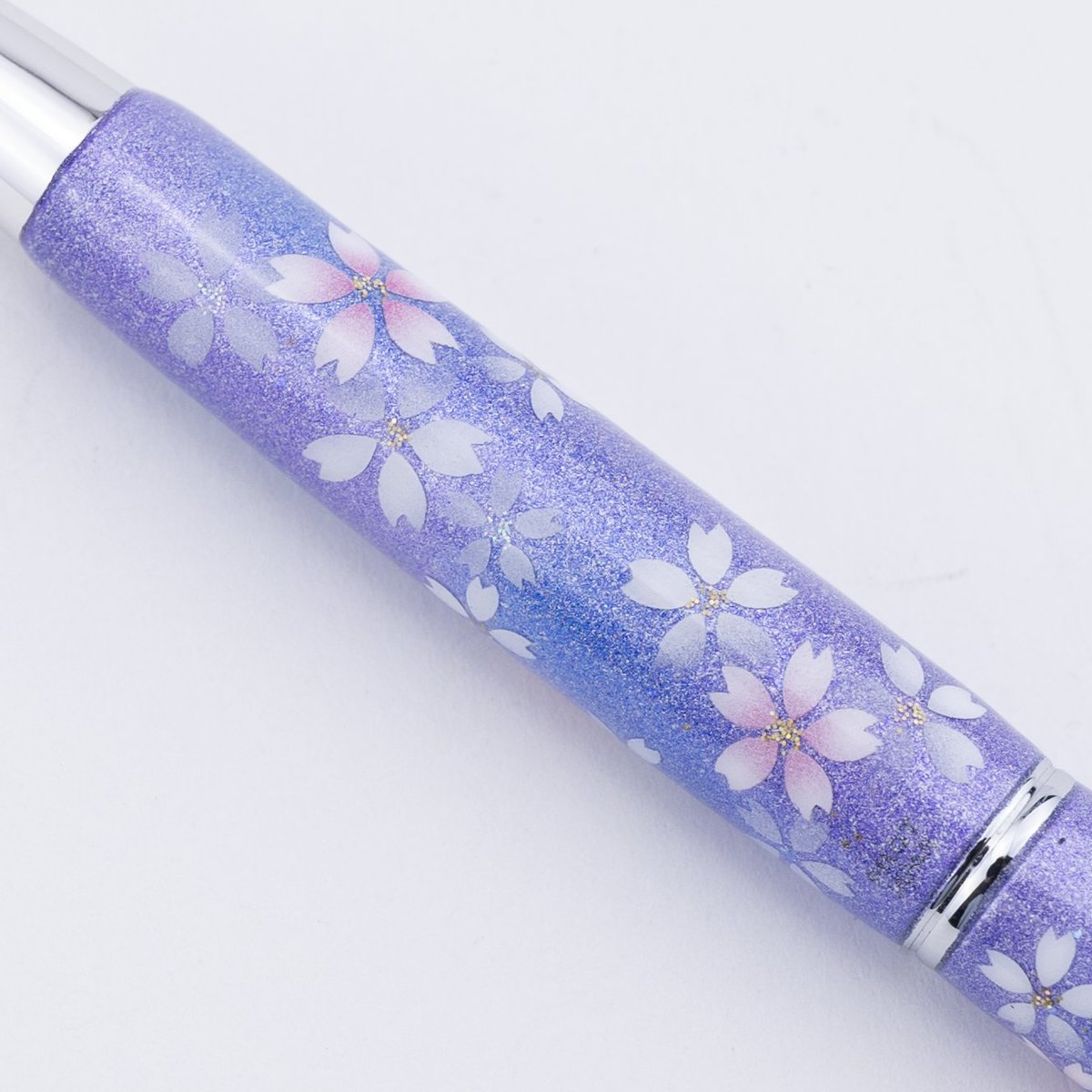Poesie_bungu's tweet photo. 「数量限定 万年筆」
くりすたるあーと工房
ひろじい 万年筆
紫陽花 猫
ペン先素材:18k
字幅:F
販売価格：¥55,000-税込

PILOT キャップレス デシモをベースに、
ひろじい くりすたるあーと工房によって一点一点丁寧に仕上げられた特別な万年筆です。

京友禅の美意識を活かし、
エアブラシと特殊樹脂を用いて表現された、
やさしく心を包み込むような「和の美しさ」。

それぞれ異なる表情を持ち、
同じものは二つとない一点ものとなっております。

商品の数には限りがありますので、完売の際にはご容赦ください。

#poesie #パイロット #pilot #キャプレス #capless #デシモ #decimo #décimo #ひろじぃ #hiroji #アジサイ #紫陽花 #あじさい #兎 #ウサギ #うさぎ #くりすたるあーと #クリスタルアート #christalart #万年筆 #万年筆沼 #万年筆好きな人と繋がりたい #万年筆好き #万年筆が好き #万年筆のある暮らし #fountainpen #pen #pens #fountainpens #penworld