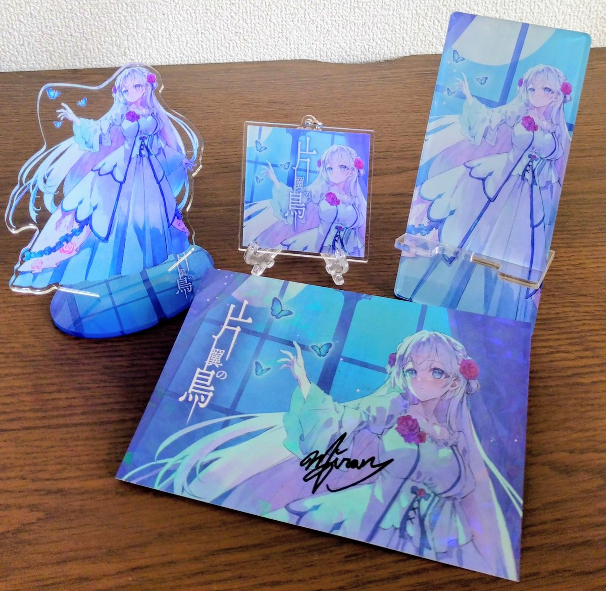 遅ればせながら片翼の鳥リリース記念グッズを開封✨ ドレス姿も可愛い