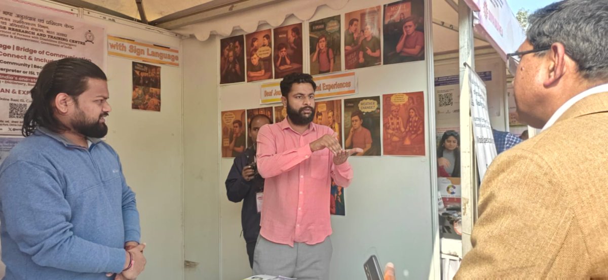 Honoured by the visit of Ms. Richa Shanker (DDG, DEPwD) and Sh. Narayan Malya (PMO) at the ISLRTC stall during #DivyaKalaMela2025. Strengthening our commitment to #IndianSignLanguage and an inclusive India. 🇮🇳✨
#Inclusion #Accessibility #KartavyaPath #IndiaGate #DEPwD #MSJE