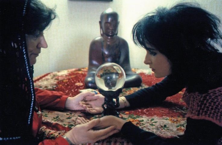 bab0oshk44's tweet image. Siouxsie Sioux getting her fortune told