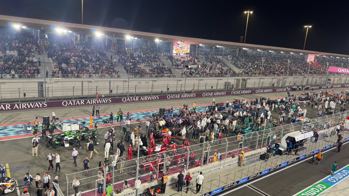 الفورمولا 1 من التراجع إلى العالمية

في عام 2016، كانت سباقات الفورمولا 1، تعاني من تراجع شعبيتها وعلامتها التجارية. فقد انخفضت أعداد الحضور والمشاهدين، وكانت نتيجة بعض السباقات متوقعة إلى حد ما، كما أن قاعدة المشجعين كانت تتكون في الغالب من الذكور وكبار السن. ومع مرور سبعين