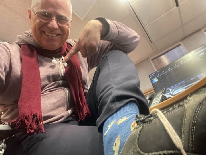 Goeiemorgen. Twee dingen op de vrijdag: én paarse trui :-D én gekke sokken. Toe maar :-)

#ZLDWW:
- Bruinisse heeft tijdelijke schaatsbaan.
- Een weekend lang worden bomen gered; die krijgen een nieuwe plek (en jij kunt helpen met graven).
- Voorlopig geen vluchtelingen-opvang