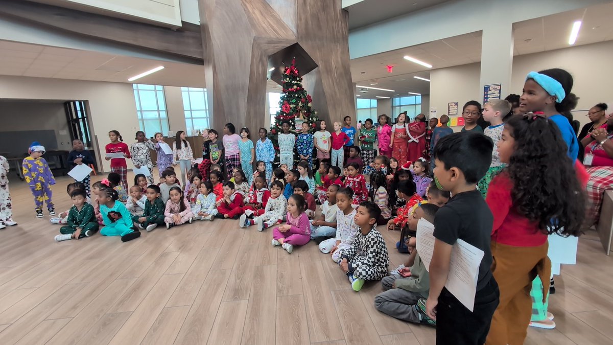 ACE_MultiLang's tweet photo. Our K-4th grade Spanish Language Acquisition Students joined together for our annual Christmas caroling. @HumbleISD_ACE @HumbleISD_Multi https://t.co/LLjWYl7uOD