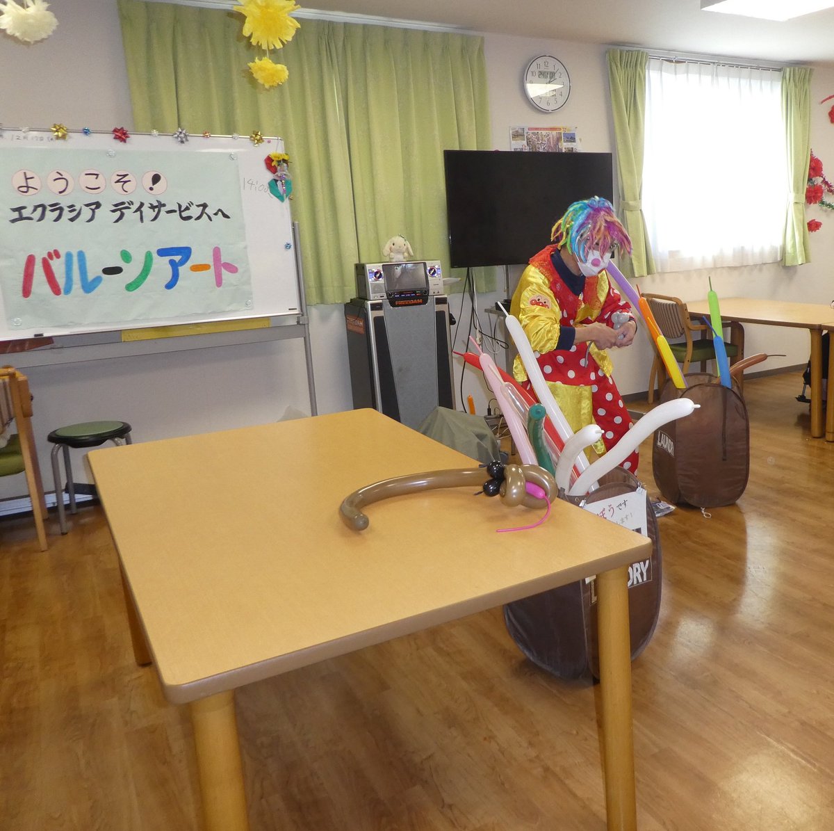 sugibou7's tweet photo. 17日(水)は、エクラシア川越的場に行き、バルーンショーをして来ました〜〜‼️
みなさんに喜んで貰えたので、
良かった〜〜〜😄

#エクラシア川越的場　#バルーンアート　#バルーンショー    #すぎぼう　#川越 https://t.co/7jtW2g0AZo