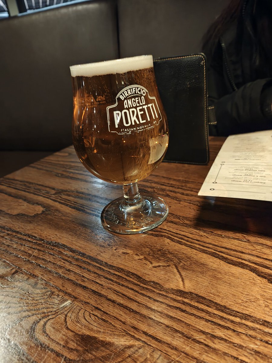 BoatingFuzzy's tweet image. Airport beers.