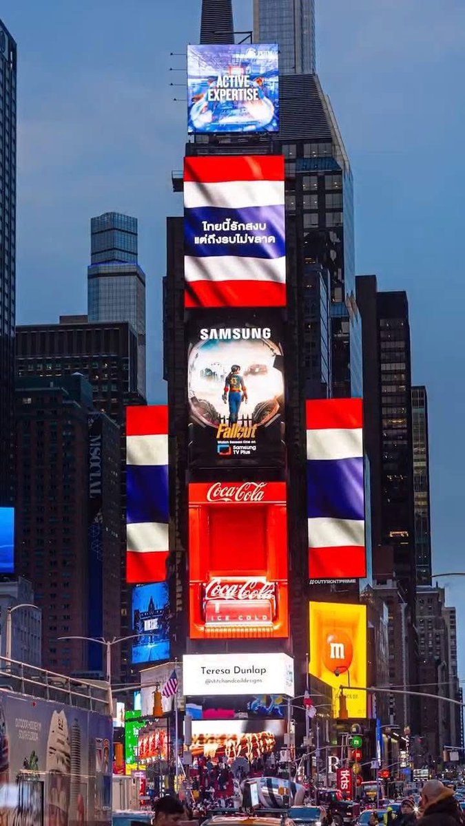 Skyboyz15's tweet image. Plan B สดุดีทหารกล้า ขึ้นธงชาติไทยพร้อมข้อความ บนจอกลางไทม์สแควร์ มหานครนิวยอร์ก 
Cr. Plan B Media 
#สดุดีทหารกล้า #ทหารกล้า #ไทม์สแควร์
#ไทยนี้รักสงบแต่ถึงรบไม่ขลาด 
#ทหารไทย #PlanBMedia
#ชายแดนไทยกัมพูชา #ไทยกัมพูชา