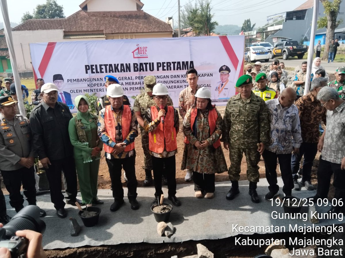 Menteri desa Bapak Yandri Susanto, melaksanakan peletakan batu pertama pembangunan gerai KDMP di desa Gunungkuning, kecamatan Sindang, Kabupaten Majalengka Jabar
#MenteriDesaKawalKDMP
#PendampingDesakawalKDMP
#KDMPUntukKesejahteraanRakyat
<a href="/prabowo/">Prabowo Subianto</a>
<a href="/YandriSusanto/">Yandri Susanto</a>
<a href="/ArizaPatria/">Ariza Patria</a>