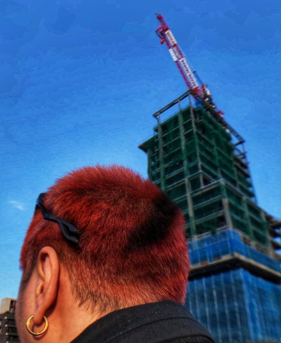 最近長這樣
讓髮型師朋友玩了個寸頭染