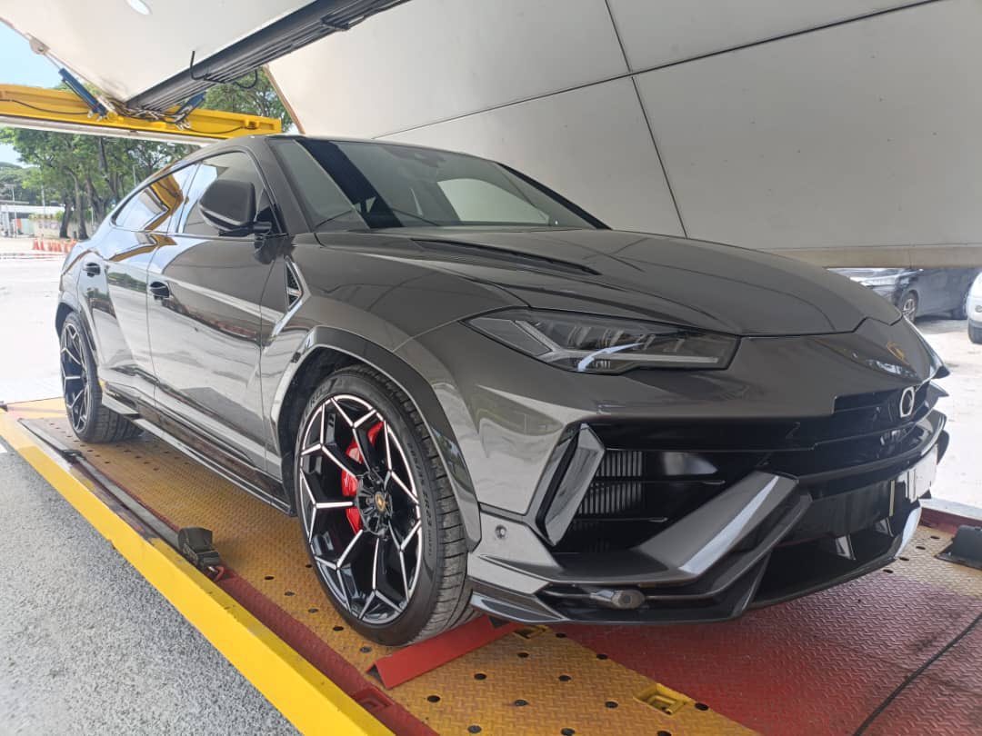 rafiquemuzhaffa's tweet photo. Lamborghini Urus sudah sampai https://t.co/cbxoM4DL7V