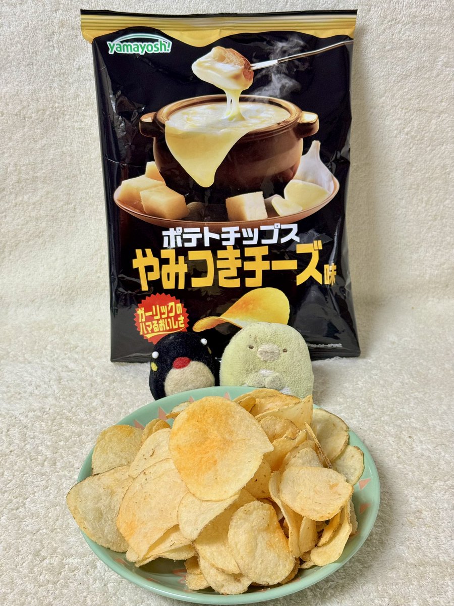 yasapen's tweet photo. やさやさ☆フライデーな今日のおやつはローソンさんで買ったポテトチップス「やみつきチーズ味」ぺん♪☆ 埼玉県川口市の山芳製菓さんが兵庫県朝来市で製造しているぺん♪☆ #oyatu #oyatsu #おやつ #ローソン #山芳製菓 #yamayoshi #ポテトチップス #ポテチ #やみつきチーズ味 #フライデー #金曜日 #ローソン限定 #限定