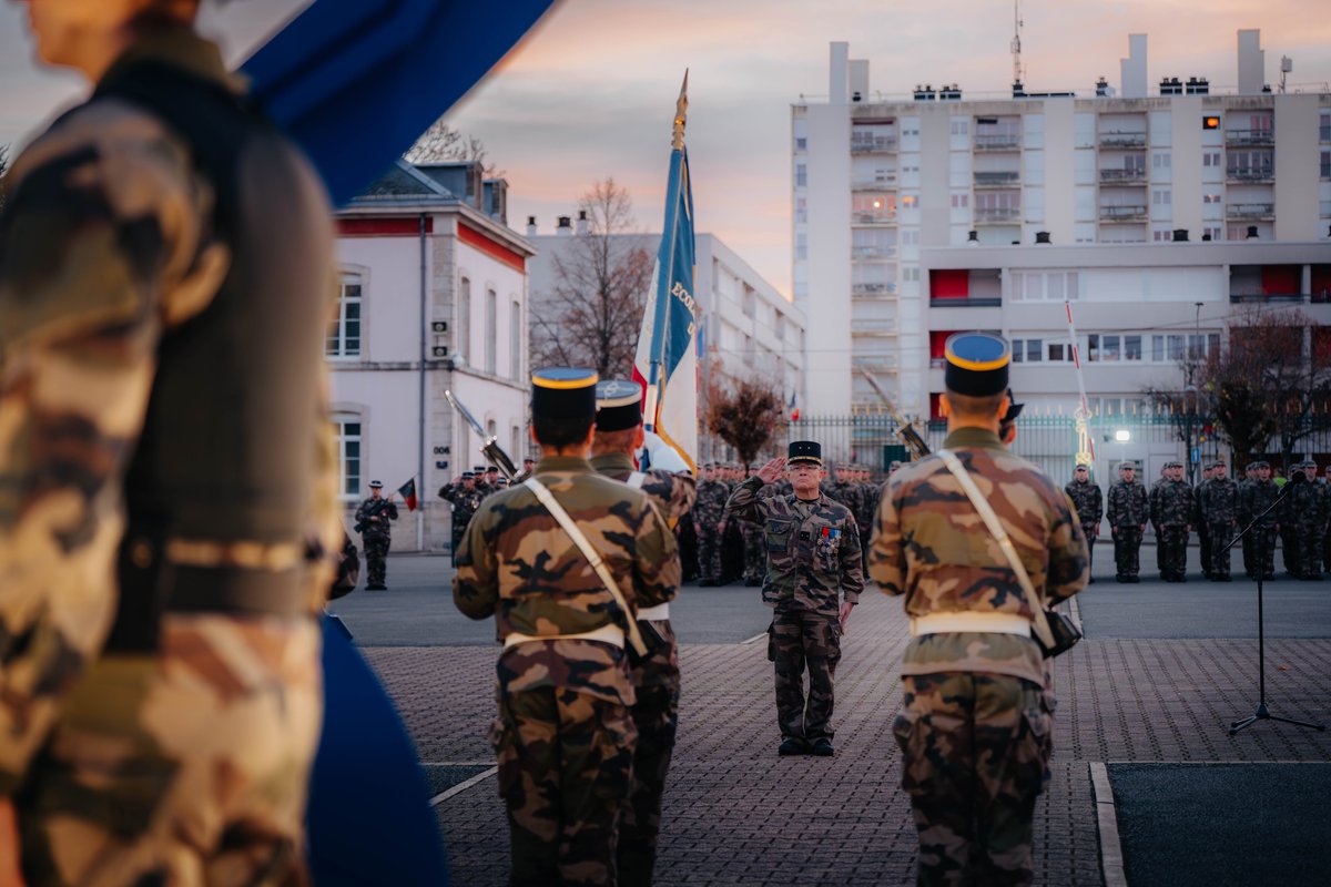 Gendarmerie's tweet image. #LeSaviezVous 🤔 Chaque école de #gendarmerie a une « place d'armes ».
Le drapeau y est monté tous les matins 🇫🇷 et les cérémonies s'y déroulent.
 Voici la place d'armes de l'école de gendarmerie de #Chaumont ⤵️

📸 SIRPA Gendarmerie - Gnd F. Ferroli