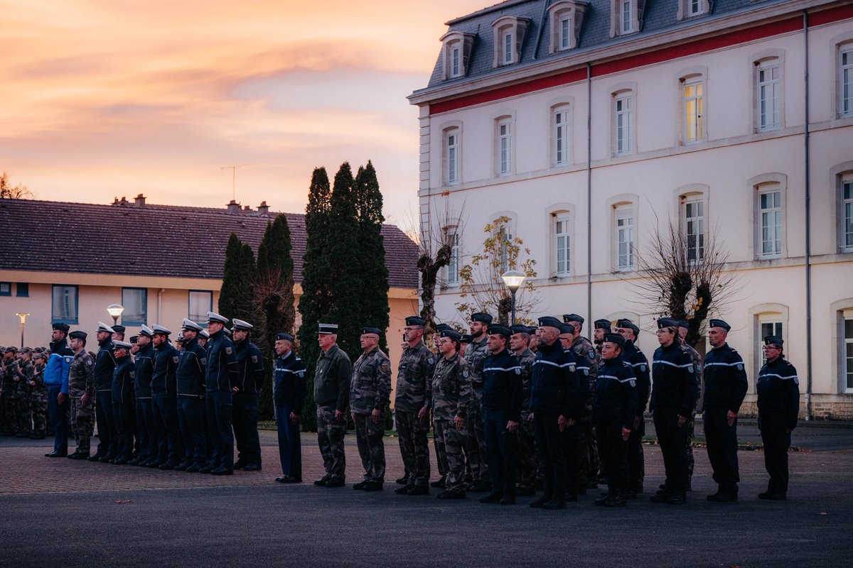 Gendarmerie's tweet image. #LeSaviezVous 🤔 Chaque école de #gendarmerie a une « place d'armes ».
Le drapeau y est monté tous les matins 🇫🇷 et les cérémonies s'y déroulent.
 Voici la place d'armes de l'école de gendarmerie de #Chaumont ⤵️

📸 SIRPA Gendarmerie - Gnd F. Ferroli