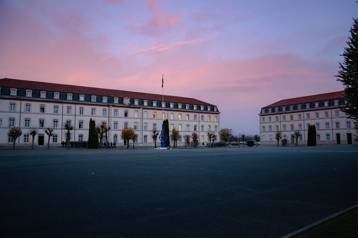 Gendarmerie's tweet image. #LeSaviezVous 🤔 Chaque école de #gendarmerie a une « place d'armes ».
Le drapeau y est monté tous les matins 🇫🇷 et les cérémonies s'y déroulent.
 Voici la place d'armes de l'école de gendarmerie de #Chaumont ⤵️

📸 SIRPA Gendarmerie - Gnd F. Ferroli