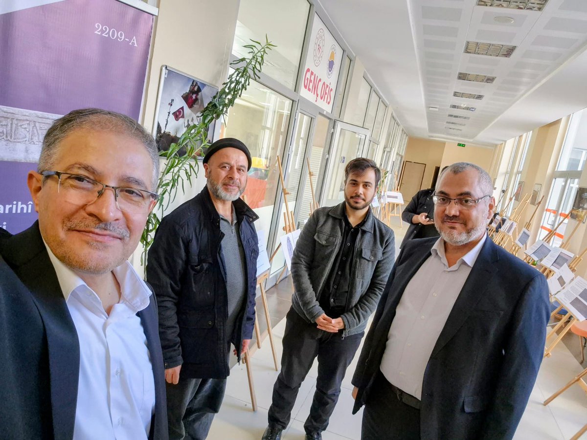 HamodMusab's tweet photo. #اليوم_العالمي_للغة_العربية
الماءُ مِن تحتِ التراب تفجَّرا
والحَرفُ مِن فَوق السحابِ تمطَّرا
يا أختَ زمزمَ للحياةِ كِلاكُما
نَبعٌ، ولٰكنْ زُمَّ ذاكَ وذا جرَى
هل كان إسماعيلُ أوّلَ بُلبلٍ
أمْ أنَّ سِرَّكِ في النِّطافِ تحدّرا
حيّى بِكِ الملأَ المَلائكَ آدَمٌ
وبمِثلِها رَدُّوا عليه وأكثرا
أنتِ السلامُ إلى الختام فمَن يَذُقْ
يَعرفْ، ومَن يأبَ المَذاقَ فما درَى
مَن ظنَّ أنْ تسَعَ القُرَانَ لَبُوسَةٌ
صُنْعَ العبادِ، فقد أساءَ وقصَّرا
يا حُلَّةَ التنزيل مِنْ عَليائهِ
سبحانَ مَنْ خلَقَ الجمالَ فصَوَّرا
#مصعب_حمود
***
Kıymetli hocamız Dr. Öğr. Üyesi Haydar GÜNGÖR’ü ve değerli öğrencimiz Hayreddin Şahin’i bu güzel sergi dolayısıyla tebrik ederiz. . Allah kabul eylesin.
 في يوم #اللغة_العربية، صديقي العزيز الدكتور حيدر غونغر، وطالبنا المجتهد خير الدين شاهين، جمعا ما كُتب على أوابد سينوب #sinop وآثارها من كتابات عربية، فصوّروها وترجموها ووثَّقوها وأقاموا لها معرضًا، وهنَّ آيات من الفن والتاريخ والحضارة.
ما أعذبَها لسانا وأطيبَها بيانا، أمُّ اللغات والأميرةُ بين الوصيفات
 فتَنتني سِحرا، وأنطقَتني في حبِّها شِعرا ونثرا..