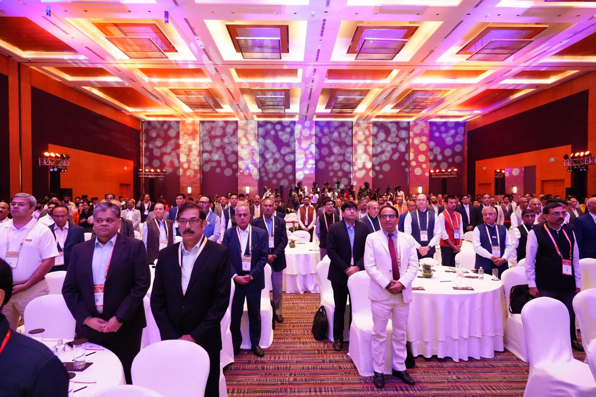 CMOMaharashtra's tweet image. 🔸CM Devendra Fadnavis at 'Annual World Hindu Economic Forum Conference 2025'.
Founder of World Hindu Economic Forum Swami Vigyananand, Chairman and MD of JSW Group Sajjan Jindal, and other dignitaries were present.

🔸मुख्यमंत्री देवेंद्र फडणवीस यांची 'ॲन्युअल वर्ल्ड हिंदू…