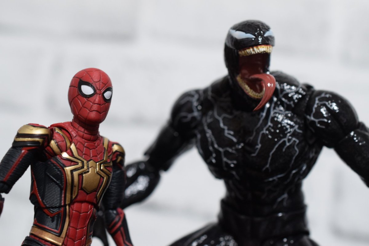 MAFEXのピーター1～3が揃いました✨

早いもので、ノーウェイホーム公開から既に4年も経過していたんですね😂

アーツでは残念な事にアンドリューの素顔がオミットされてしまったため、こうして改めてMAFEXで並べる事ができたのは素直に嬉しいです🤗