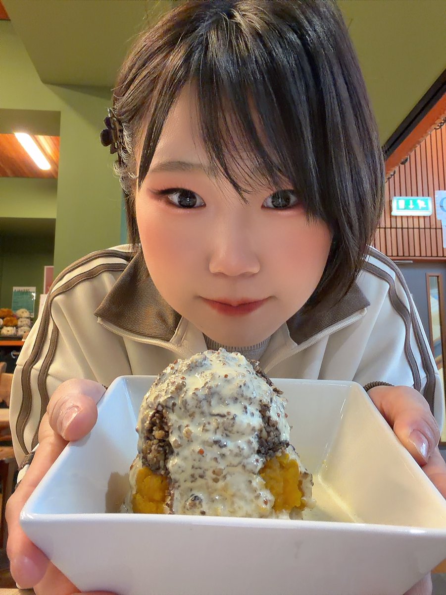 おはうお！
海外で謎のご飯たべるのすきですっ