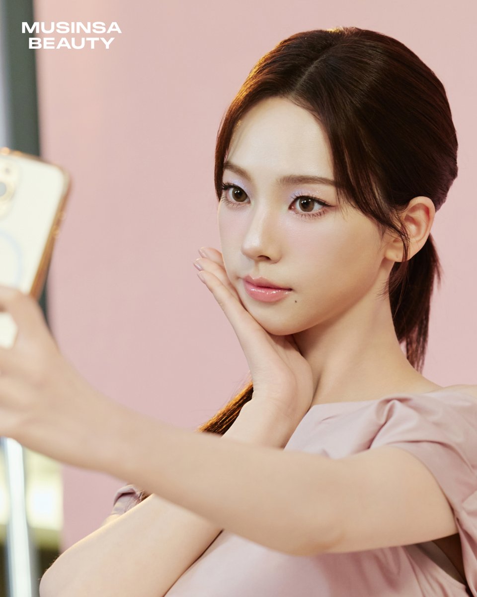 MUSINSA_BEAUTY's tweet photo. 이젠 정말 마지막으로 남은 카리나의 화보 현장 비하인드 컷들..📷 근데 어워즈도 2일밖에 안 남았다는 소식이에요🥹 그래도 끝까지 열심히 즐겨주실 거죠?🫶

💄 2025 무신사 뷰티 어워즈
📍 무신사 APP에서
🗓️ 티징 기간 : 12.12(금) 11:00 - 12.15(월) 11:00
본 캠페인 : 12.15(월) 11:00 - 12.25(목) 11:00
✔️ 어워즈 1위 상품과 티니핑 스페셜 컬래버
✔️ 어워즈 수상 상품 6만원 이상 구매 시 티니핑 여행용 파우치 선착순 증정
✔️ 한정 수량 어워즈 럭키 박스
✔️ 오직 무신사 뷰티 한정 제품들
✔️ 최대 79% 할인의 브랜드 데이 운영
✔️ 무신사 뷰티 첫 구매 100원 딜
✔️ 매일 선착순 3,500원 특가

#무신사뷰티 #MUSINSABEAUTY #카리나 #KARINA