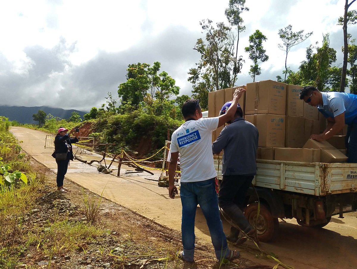 EndHungerPH's tweet image. Reaching communities hardest to access when they need it most. In remote island barangays of Loreto and Tubajon, 📍Dinagat Islands, @EndHungerPH and @unicefphils, with support from @Sida, delivered WASH kits to affected families after #TyphoonTino.