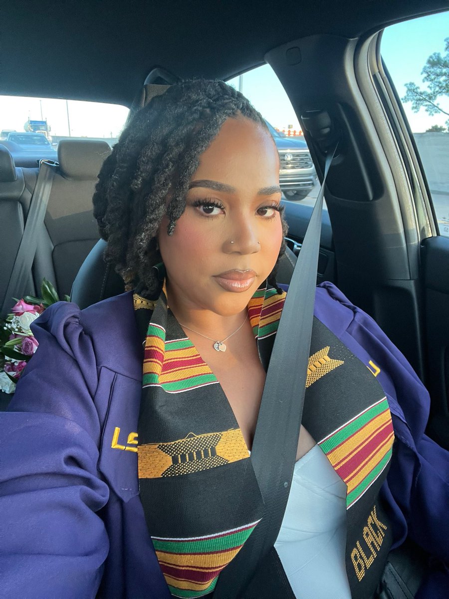 lifeofmy_'s tweet image. Graduated college today omg