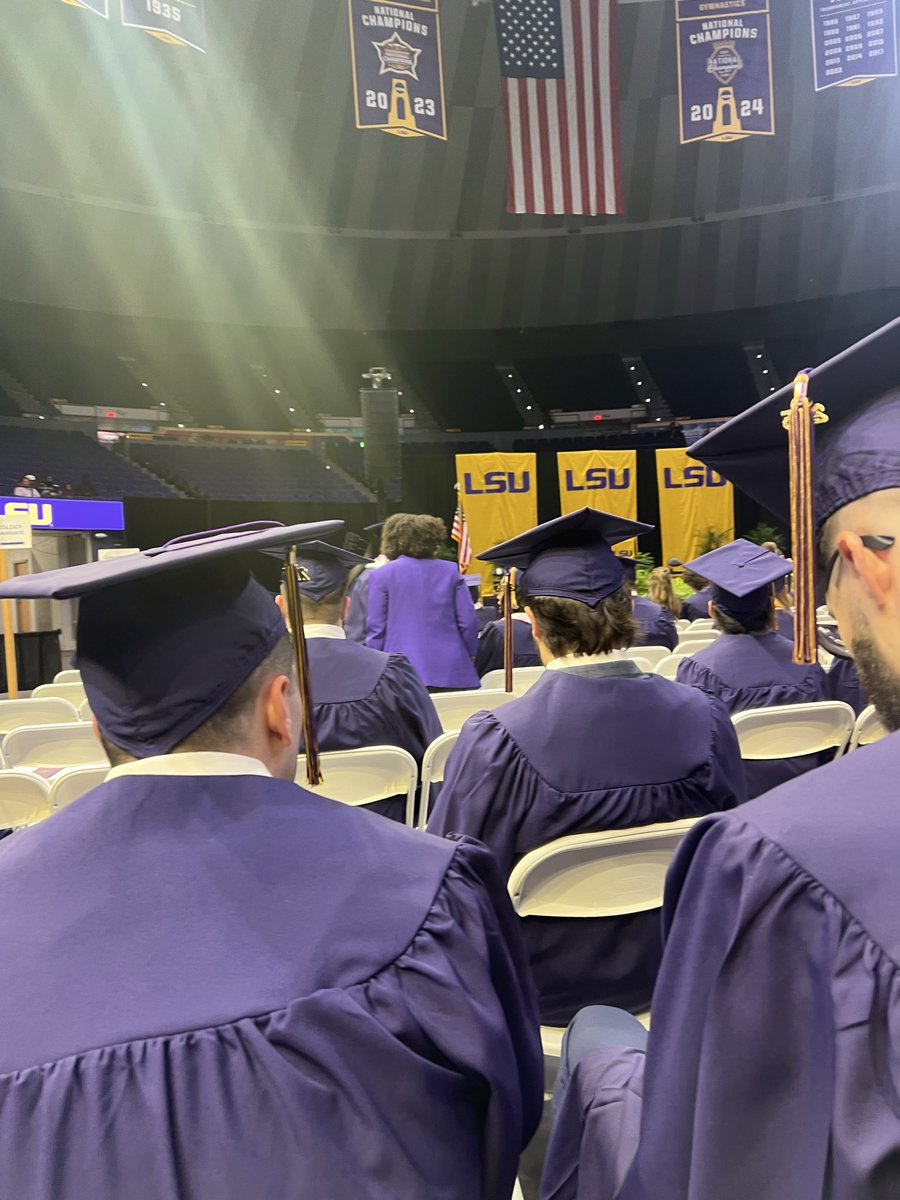 lifeofmy_'s tweet image. Graduated college today omg