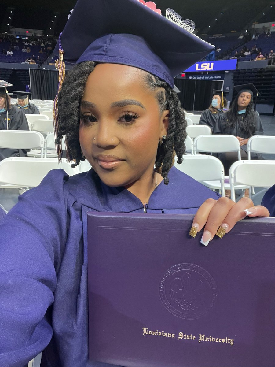 lifeofmy_'s tweet image. Graduated college today omg