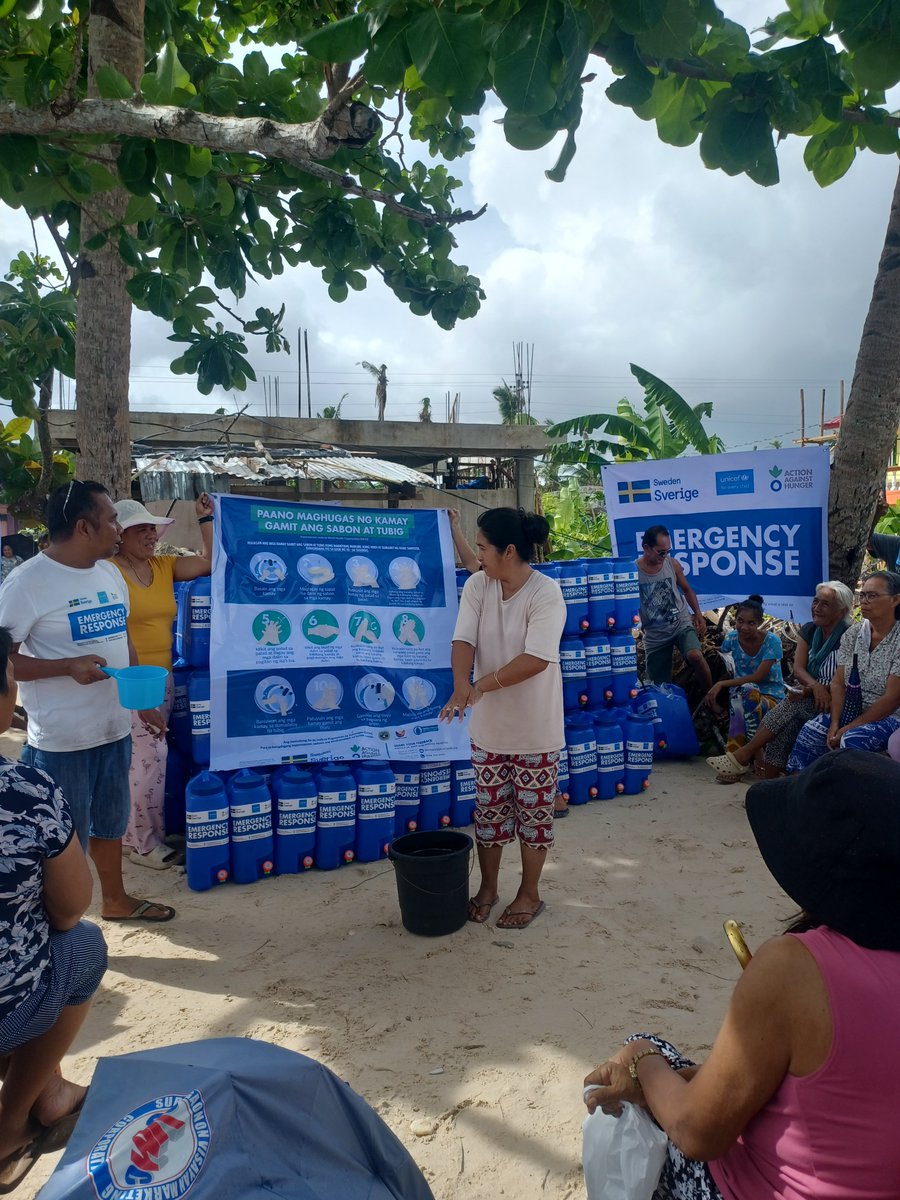 EndHungerPH's tweet image. Reaching communities hardest to access when they need it most. In remote island barangays of Loreto and Tubajon, 📍Dinagat Islands, @EndHungerPH and @unicefphils, with support from @Sida, delivered WASH kits to affected families after #TyphoonTino.