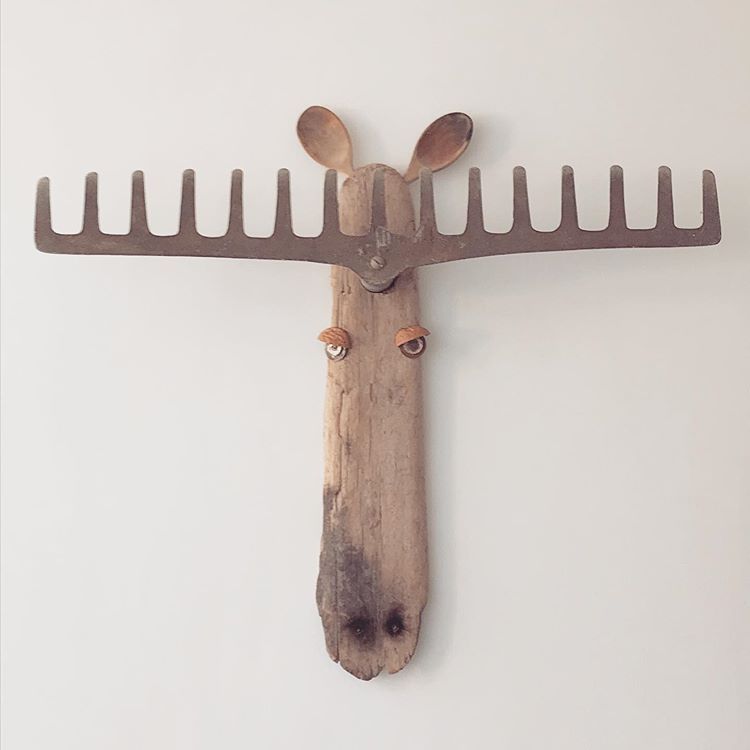 womensart1's tweet image. Kirsty Elson who creates art by upcycling driftwood and other found materials #WomensArt #December19th #ArtAdvent 🎄❄️🦌 
#FridayFeeling !