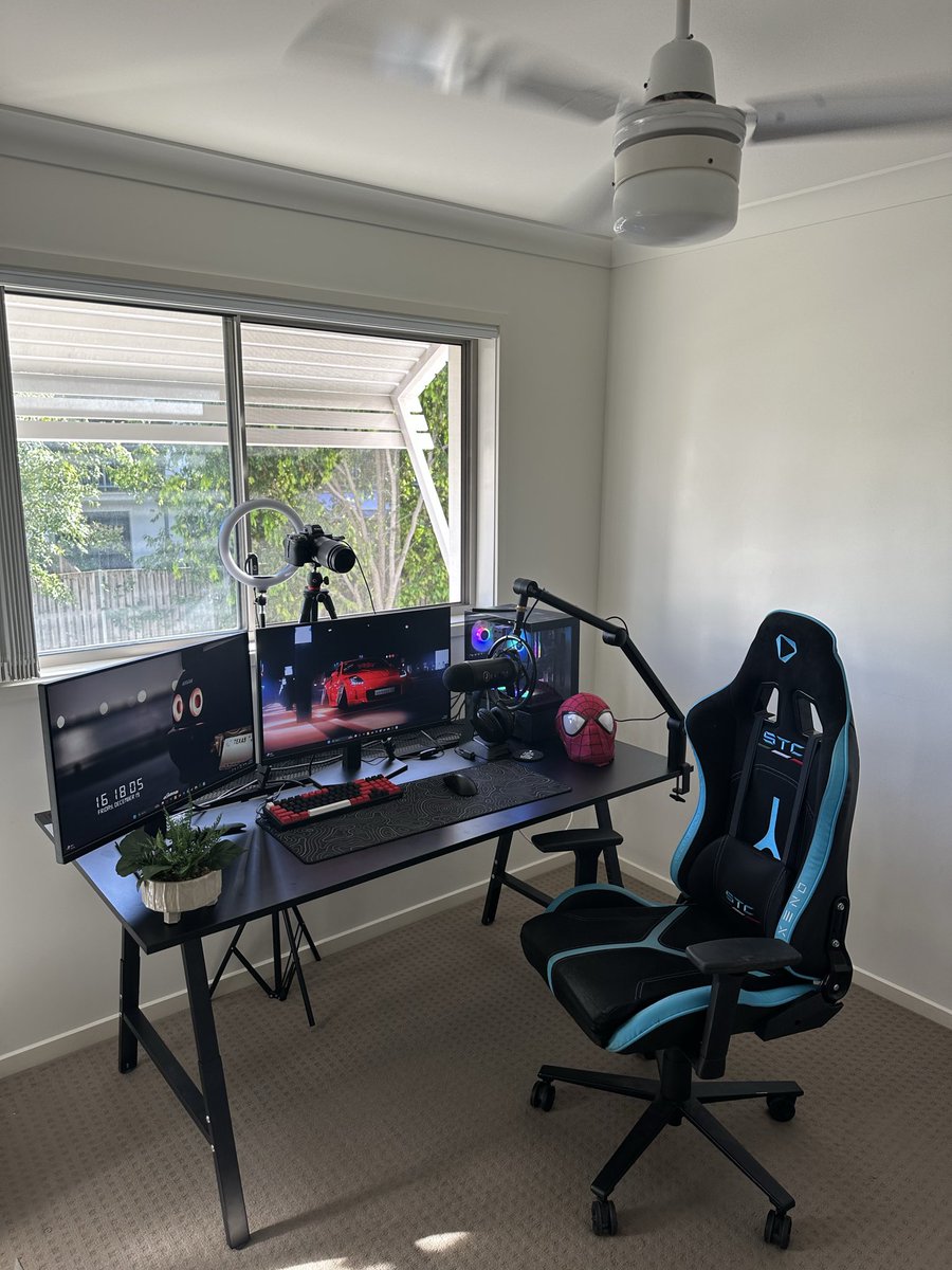 Put together the setup at the new place, so far so good. Waiting on a bit of furniture to arrive for the backdrop still 🙂‍↕️