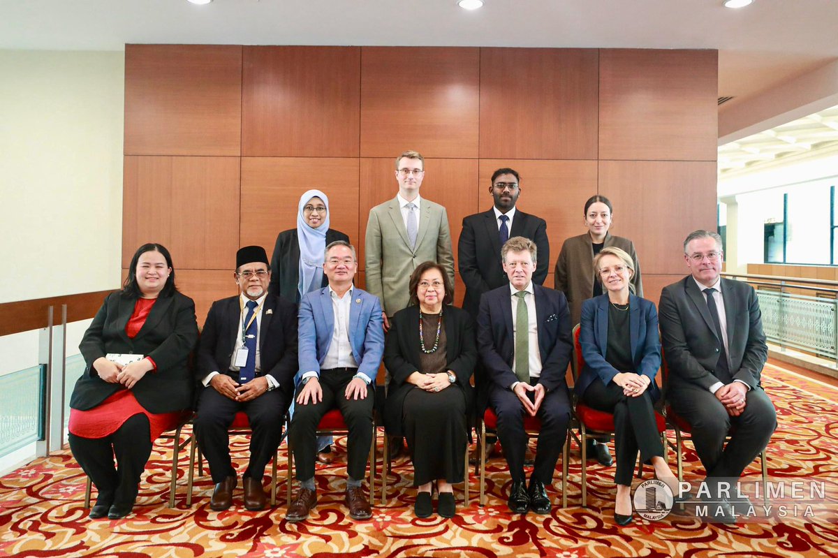 DKAMBinMalaysia's tweet photo. Pleased to have @DanishOmbudsman Christian Britten Lundblad and his team in KL, Putrajaya &amp; Sarawak. Insightful exchanges with Parliament, oversight bodies, civil society &amp; academia on Ombudsman reform &amp; public trust. More cooperation &amp; exchanges ahead!
 🇩🇰🤝🇲🇾 https://t.co/iWsfI32yy3