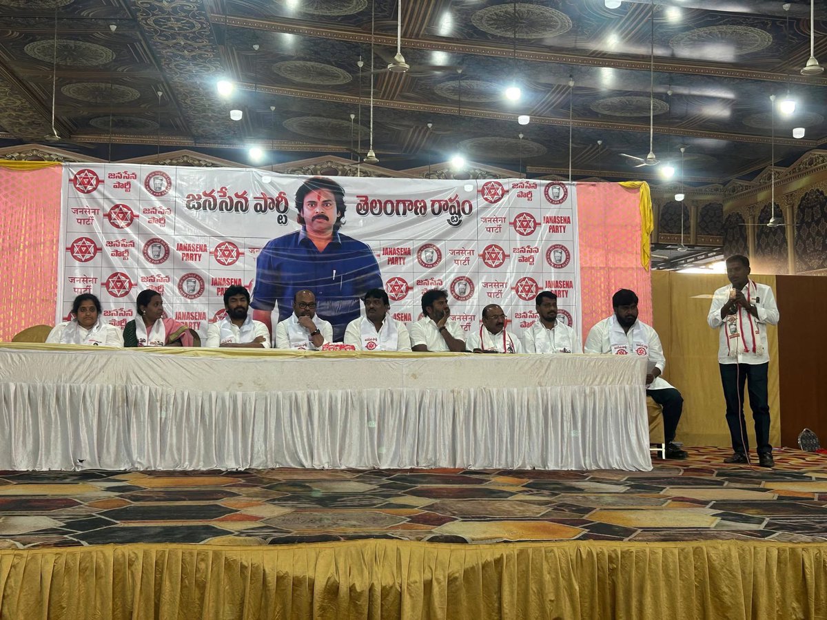 AndhraPKFans's tweet image. తెలంగాణ జనసేన పార్టీ విస్తృతస్థాయి సమావేశం ప్రారంభం
గ్రామ సర్పంచ్‌లు, వార్డు సభ్యులు, మరియు కార్యకర్తలు సక్రియంగా పాల్గొన్నారు 💪🔥

#TelanganaJanaSena #PartyStrength