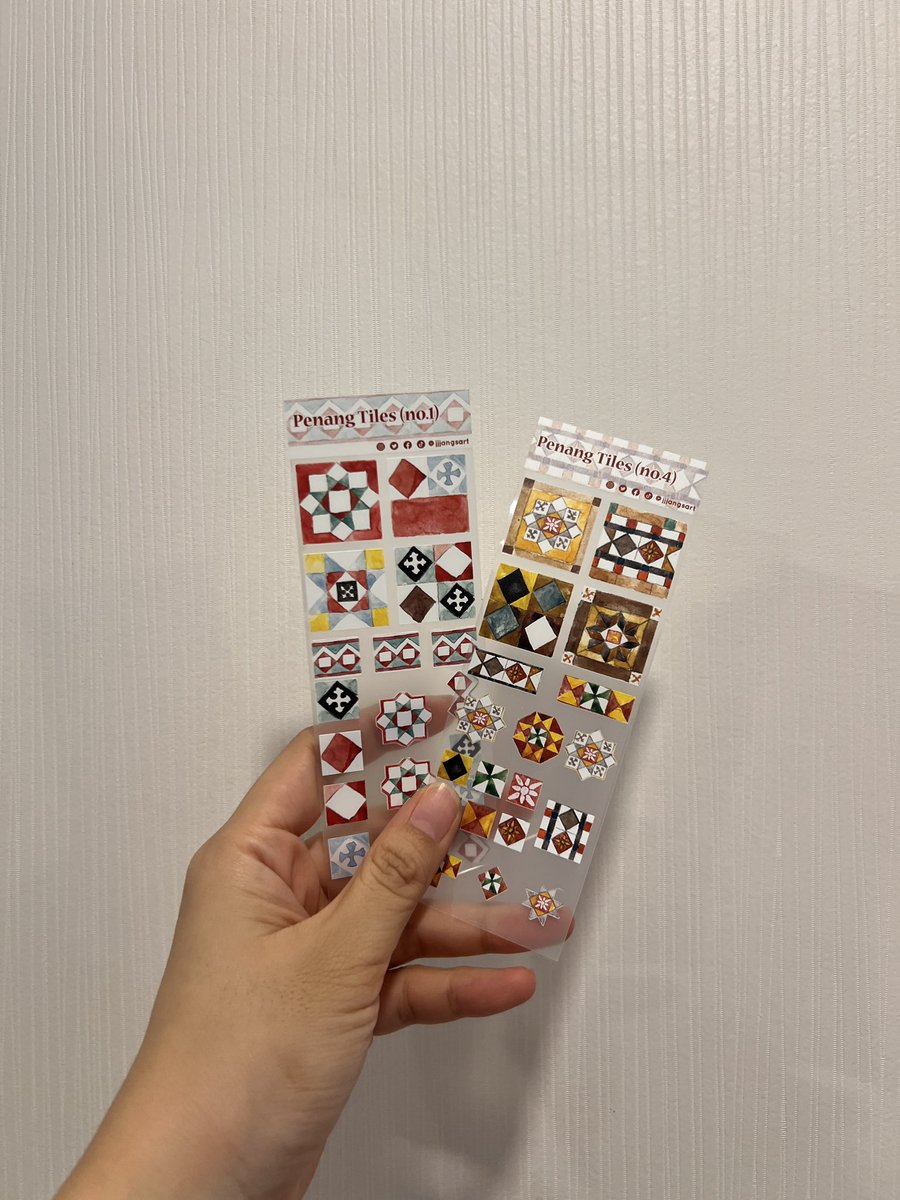 ขออวดสติ๊กเกอร์ค่ะ! บ่อกแร้วว่ารอบนี้งอกมะเขือเทศฉ่ำมาด 🤩✨
ส่วนเซทกระเบื้อง เราตั้งใจไว้แล้วว่าตะทำให้ขนาดสามารถเอาไปใช้งานจุกจิก แปะในเจอร์นัลเอยใดได้ เลยออกมาไซส์นี้แหละนะคะ 
มาจับมาทัชได้วันอาทิตบ์นี้ บูธ N09-10 พารากอนฮอล์ค้าบ~
#IFEXPOWINTER25