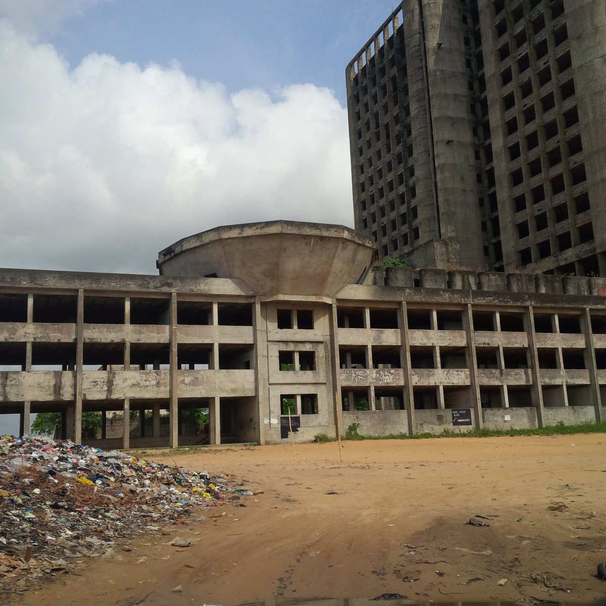 OgbeniAdugbo's tweet image. IN A COUNTRY WHERE ACCOMMODATION FOR COMMON MAN HAS BECOME A MENACE, These buildings, located at IYANA ERA, ALONG BADAGRY EXPRESSWAY, LAGOS STATE IS LYING TO RUINS AND WASTE!!!!

The edifice is sitting on approx 2 acres of land. Filled wit area boyz who has turned d place to…