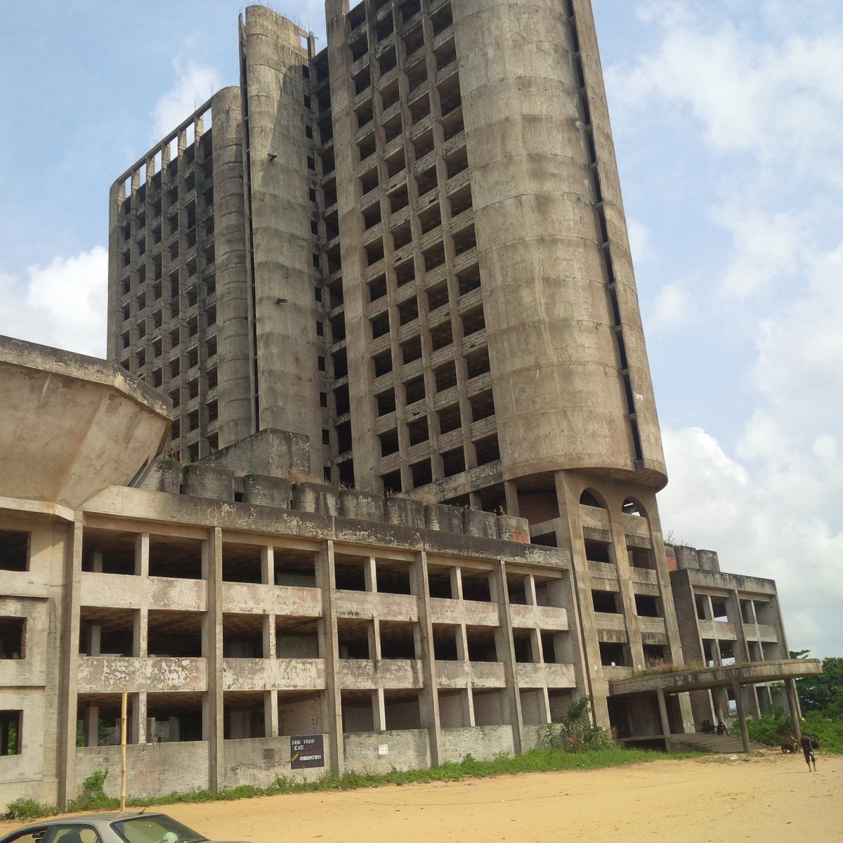 OgbeniAdugbo's tweet image. IN A COUNTRY WHERE ACCOMMODATION FOR COMMON MAN HAS BECOME A MENACE, These buildings, located at IYANA ERA, ALONG BADAGRY EXPRESSWAY, LAGOS STATE IS LYING TO RUINS AND WASTE!!!!

The edifice is sitting on approx 2 acres of land. Filled wit area boyz who has turned d place to…
