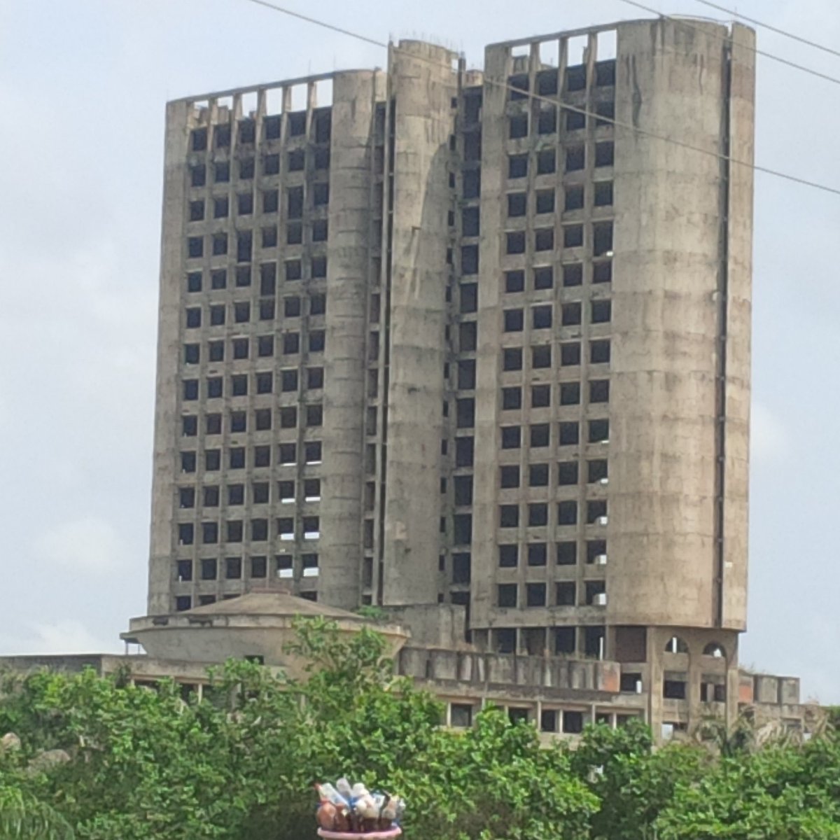 OgbeniAdugbo's tweet image. IN A COUNTRY WHERE ACCOMMODATION FOR COMMON MAN HAS BECOME A MENACE, These buildings, located at IYANA ERA, ALONG BADAGRY EXPRESSWAY, LAGOS STATE IS LYING TO RUINS AND WASTE!!!!

The edifice is sitting on approx 2 acres of land. Filled wit area boyz who has turned d place to…