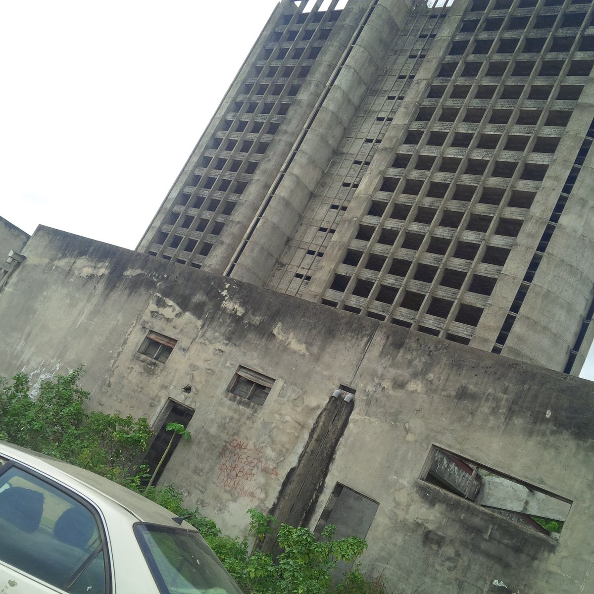 OgbeniAdugbo's tweet image. IN A COUNTRY WHERE ACCOMMODATION FOR COMMON MAN HAS BECOME A MENACE, These buildings, located at IYANA ERA, ALONG BADAGRY EXPRESSWAY, LAGOS STATE IS LYING TO RUINS AND WASTE!!!!

The edifice is sitting on approx 2 acres of land. Filled wit area boyz who has turned d place to…