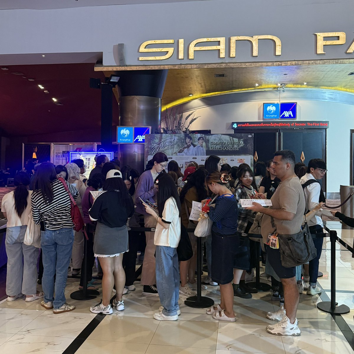 บูธ OFFICIAL MERCHANDISE จากซีรีส์ ความลับในบทเพลงที่บรรเลงไม่รู้จบ Melody of Secrets ในงาน ความลับในบทเพลงที่บรรเลงไม่รู้จบ Melody of Secrets : The 3rd Tune เปิดแล้ว แวะมาช้อปกันเถอะทุกคน!

At GMMTV OFFICIAL MERCHANDISE BOOTH
1 PM onwards
Siam Pavalai, 6th Floor, Siam Paragon