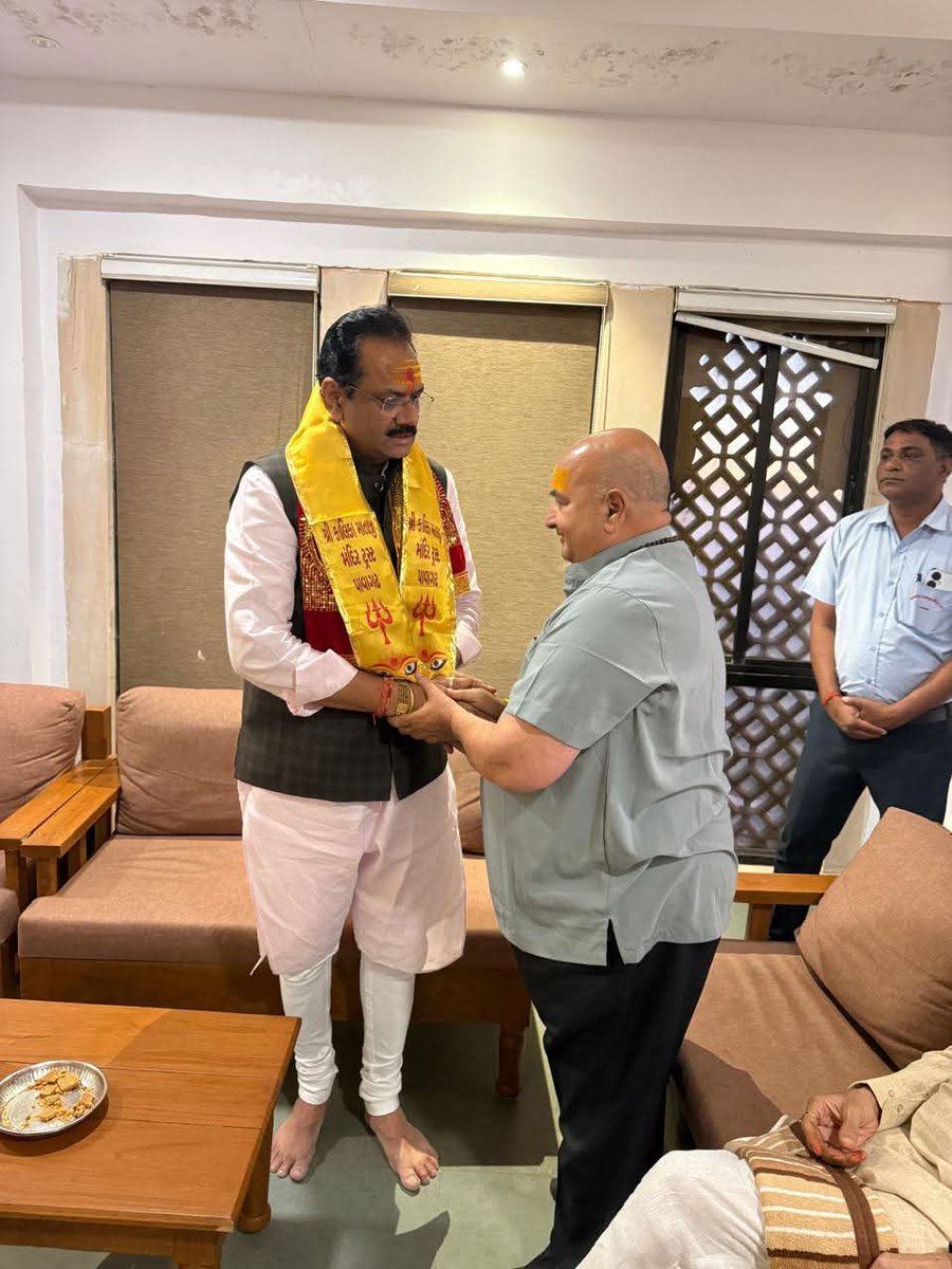 jitu_vaghani's tweet photo. 🔱 જય મહાકાળી 🚩

પાવાગઢ ખાતે પરમકલ્યાણી માઁ મહાકાળીના શ્રદ્ધાભર્યા દર્શન કરીને આત્મિક શાંતિ અને અપાર ધન્યતાનો અનુભવ કર્યો. 

લાખો માઈભક્તોની અઢળક આસ્થાથી યાત્રાધામ પાવાગઢ સદા ભક્તિભાવથી ધબકે છે, એ પવિત્ર સ્થળે દર્શનનો લ્હાવો મળવો ખરેખર સૌભાગ્યની વાત છે.

૫૦૦ વર્ષો બાદ યશસ્વી વડાપ્રધાન માનનીય શ્રી @narendramodi જીના હસ્તે, માતાજીની પરમકૃપાથી ધ્વજ ફરકી, એ ક્ષણ ઇતિહાસમાં સુવર્ણ અક્ષરે અંકિત છે, ત્યારે આ દિવ્ય અને પવિત્ર સ્થળે માતાજીના આશીર્વાદ પ્રાપ્ત કરવાનો અવસર મળ્યો.

માઁ ભગવતી સૌની મનોકામનાઓ પૂર્ણ કરે…
