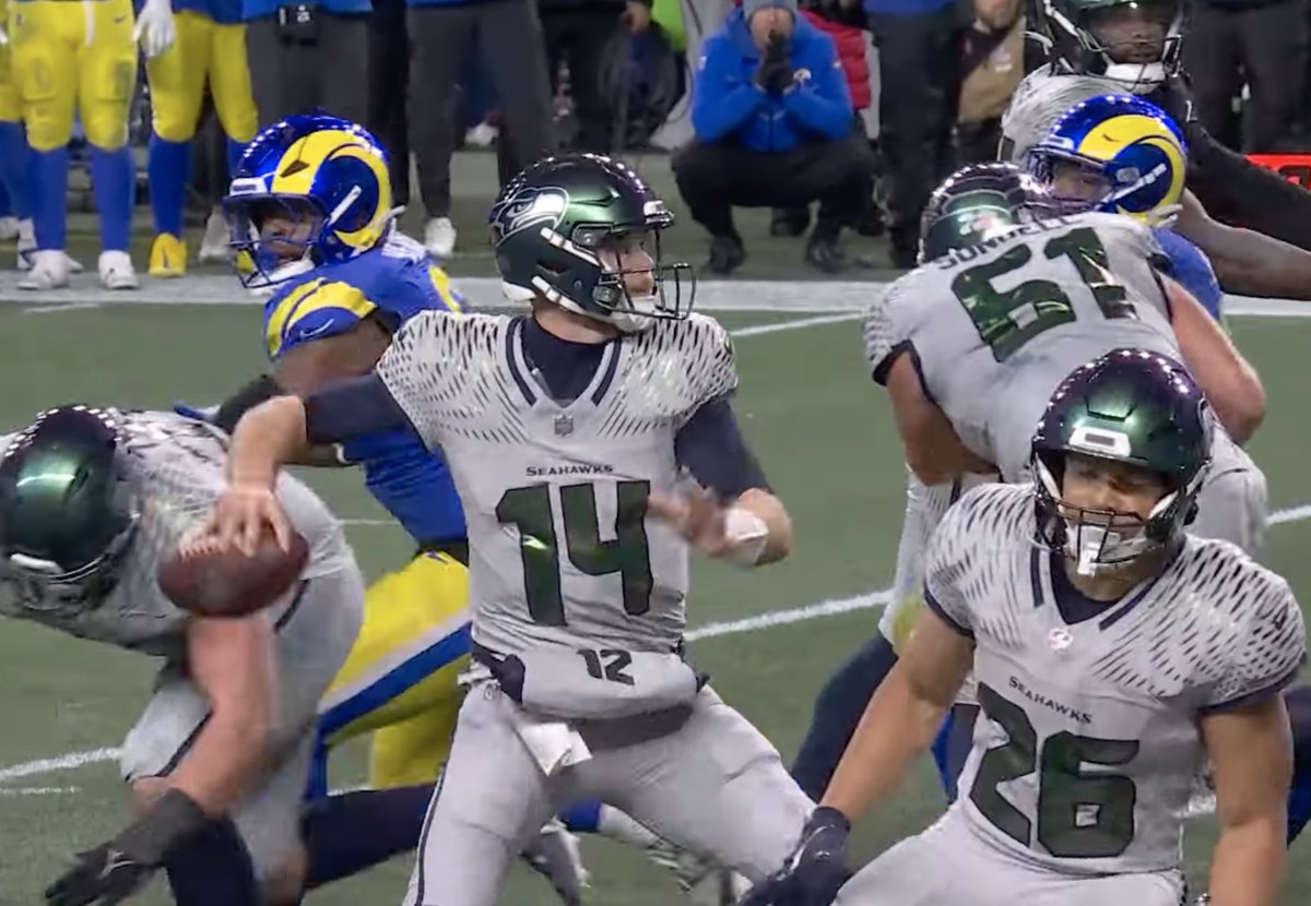 NFLシーホークス、このジャージーは見たことがない、色調は復刻風だが