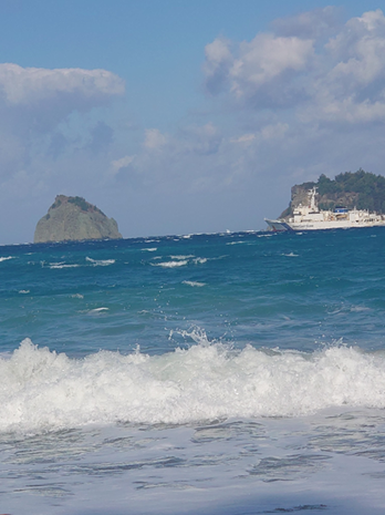 nittoh_tea's tweet photo. 小笠原諸島 #父島 に行ってきました🚢
ふと 懐かしいメロディーが浮かんで
「ソーダ水の中を船が通っている写真を撮りたかったな」なんて思いながら、
今日は冷たいマスカットグリーンティーを飲んでいる午後です。

#水出しアイスティー
#WithTEA #日東紅茶 https://t.co/nfq4MuxRR4