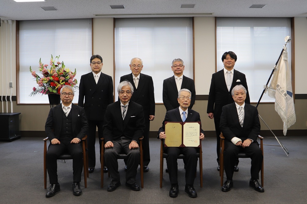 2025年12月12日、サムコ株式会社代表取締役会長兼CEOである辻理 氏への名誉博士号贈呈式が執り行われました。

詳細は下記URLからご覧ください。
kit.ac.jp/2025/12/news25…