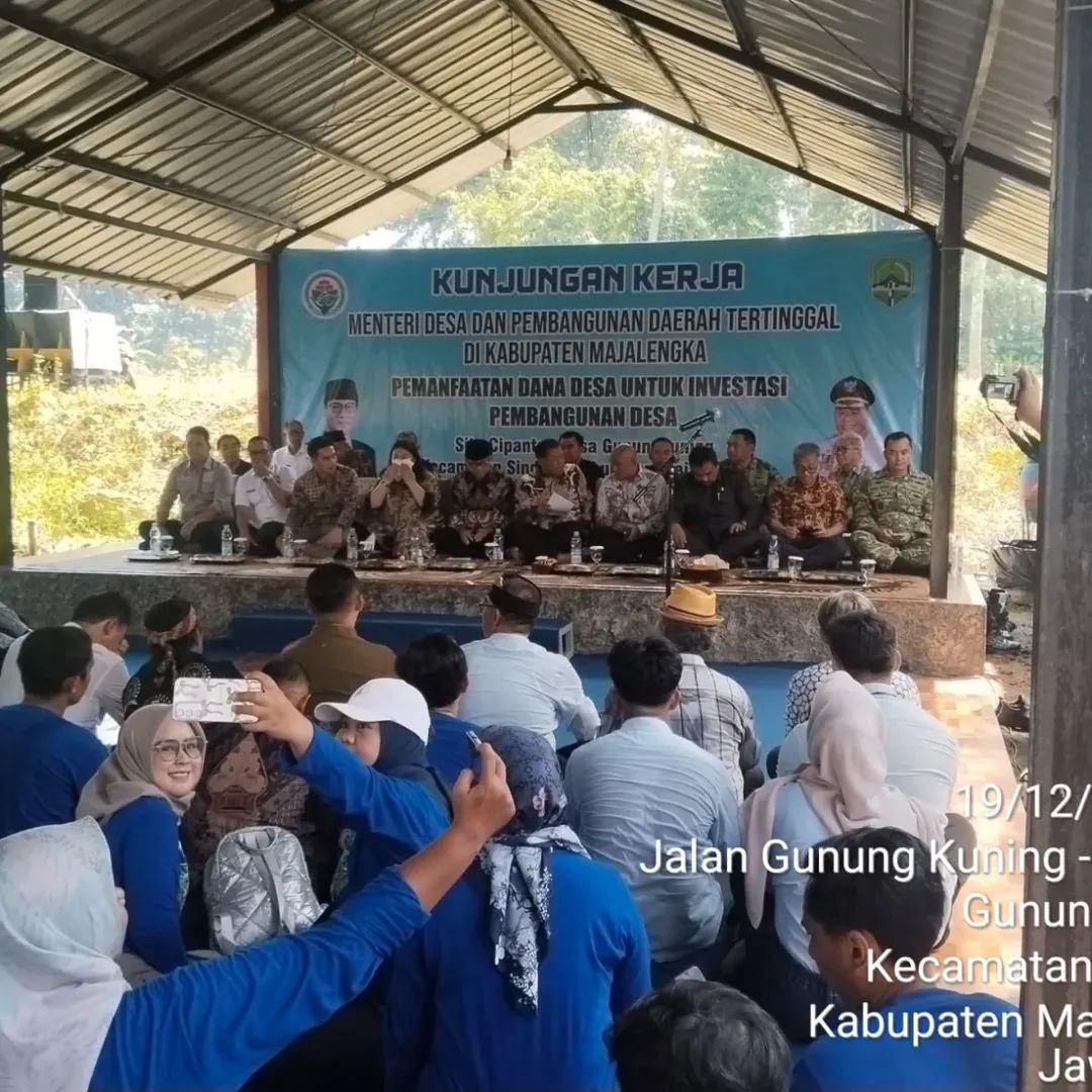Menteri desa Bapak Yandri Susanto, melaksanakan peletakan batu pertama pembangunan gerai KDMP di desa Gunungkuning, kecamatan Sindang, Kabupaten Majalengka Jabar
#MenteriDesaKawalKDMP
#PendampingDesakawalKDMP
#KDMPUntukKesejahteraanRakyat
<a href="/prabowo/">Prabowo Subianto</a>
<a href="/YandriSusanto/">Yandri Susanto</a>
<a href="/ArizaPatria/">Ariza Patria</a>