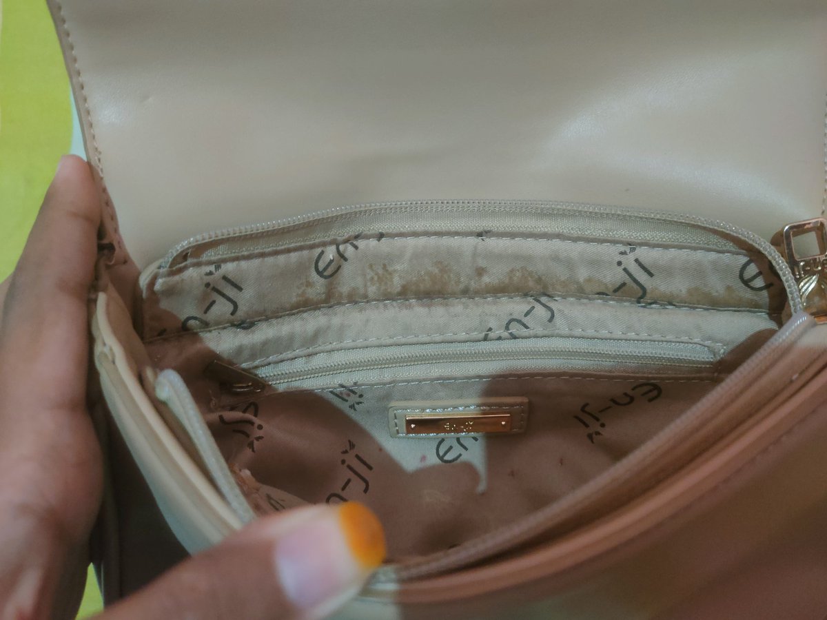 heyogvrl's tweet photo. Preloved tas enji slingbag warna cream coksu? Ada minus kelupas. Jujur ini masih bagus cm kelopek dikit aja dipinggir bawah 40rb incl admin. Shopee on ya https://t.co/eIAD3Razr1