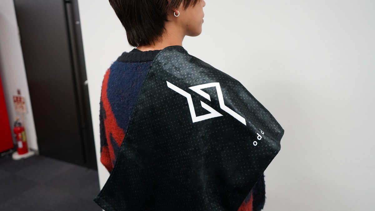 Odd_official00's tweet image. ──────
1/11 "butterfly effect"
オフィシャルグッズ
──────

オフィシャルタオル
￥2500 (tax in)

サコッシュ
￥3000 (tax in)

※画像はイメージとなります。

#Odd
#おっどあい