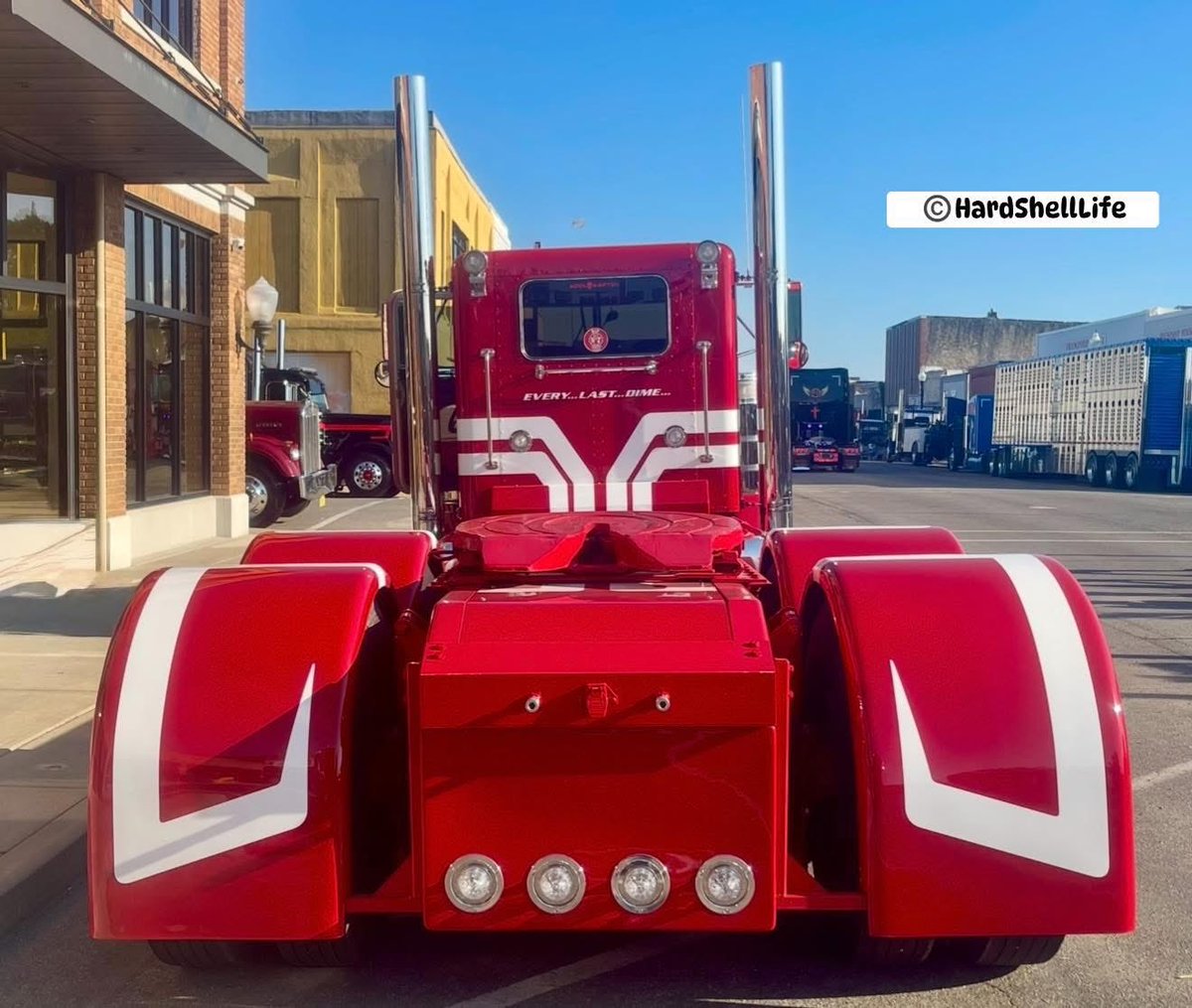 bobbi_mcgeeKY's tweet image. “Every Last Dime,” California classic 1979 Peterbilt 359 day cab by SPB Trucking will set you on fire!!! 
Powered by the original B-model Cat with a 13-speed, 3.55 rears, sitting on a 263-inch wheelbase🔥 #HardShellLife