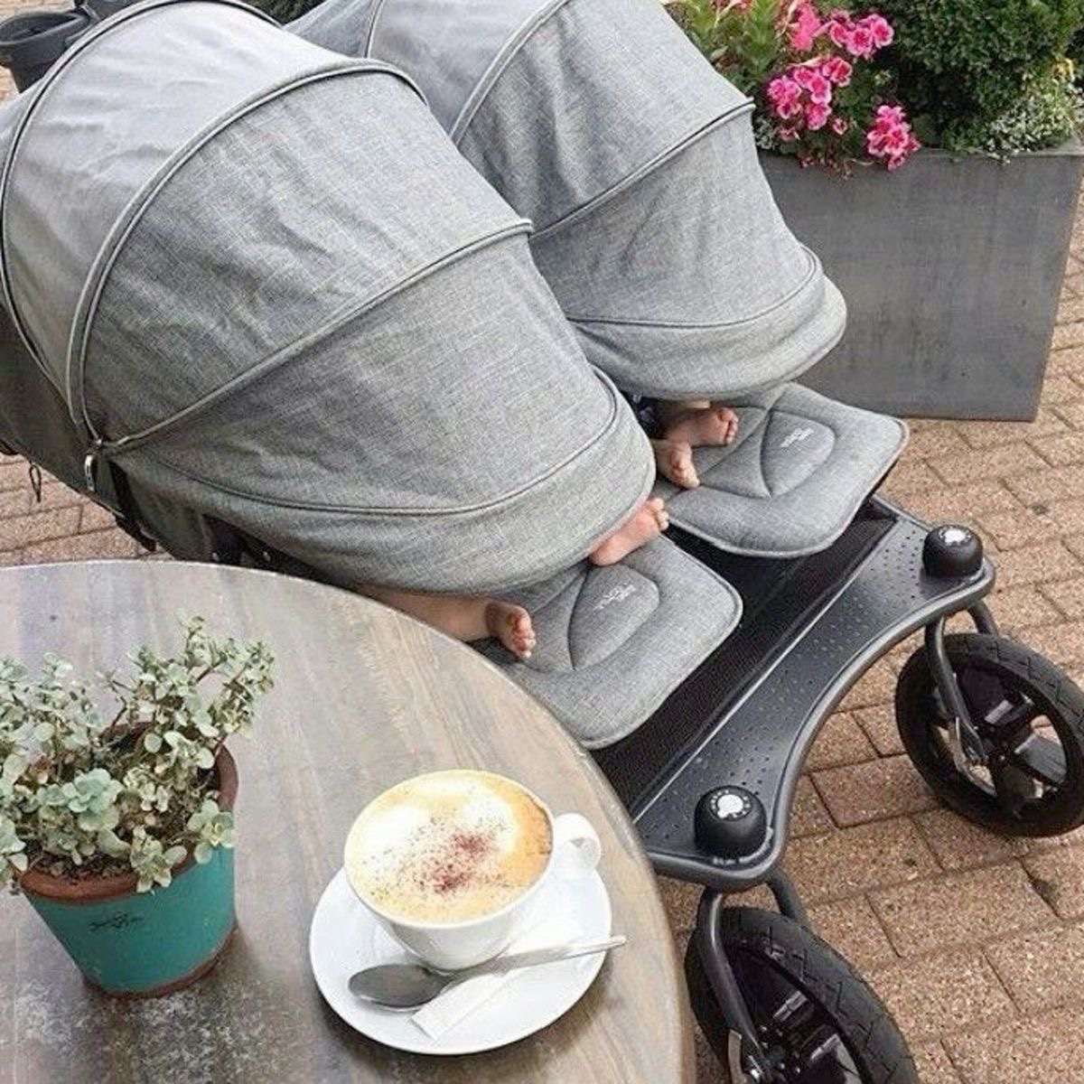 tae_carrara's tweet image. a carinha da mãe de família que inventou de ir tomar café na cafeteria mais próxima de casa e levou os gêmeos junto, bom dia com alegria ☀️